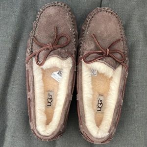 NWOT UGG Dakota Slipper